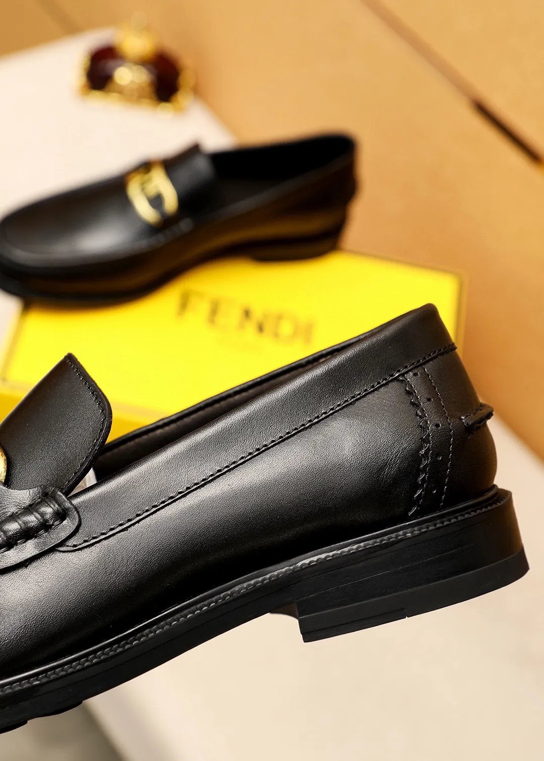 Men's shoes 💰460💰💐 Product trademark: FENDI [Fendi] casual leather shoes Regular size: 38-44 (45🉑️customized) Product materials: Selected imported first-layer cowhide upper + luxury hardware buckle, imported cowhide lining. Strong three-dimensional visual effect, rubber outsole Color: 1⃣️color optional